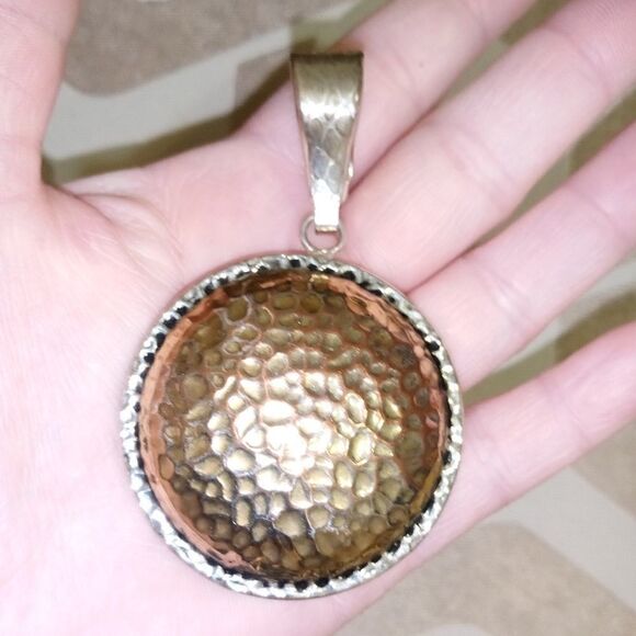 Large round Vintage copper and silver hammered pendant - Picture 6 of 6
